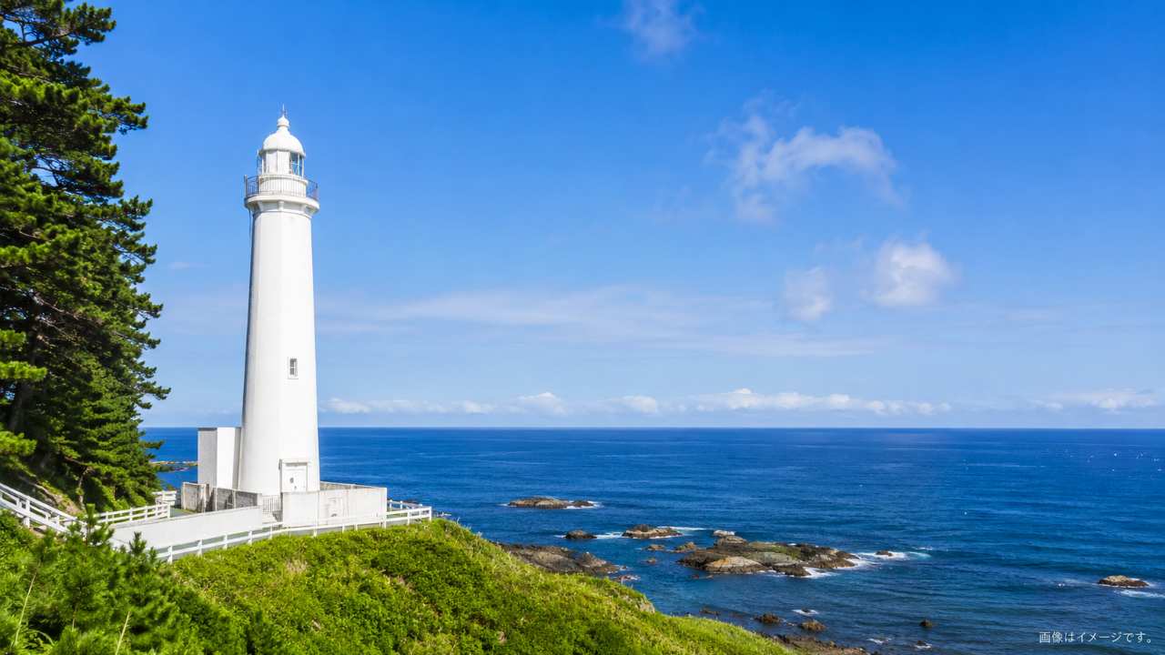 福島県いわき市の海沿いに立つ白亜の塩屋崎灯台