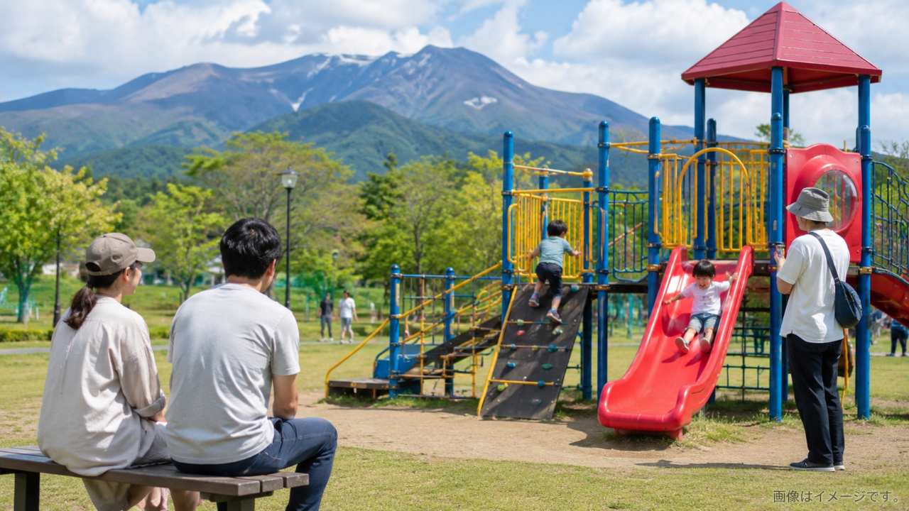 福島県内の公園で、子どもがカラフルな遊具