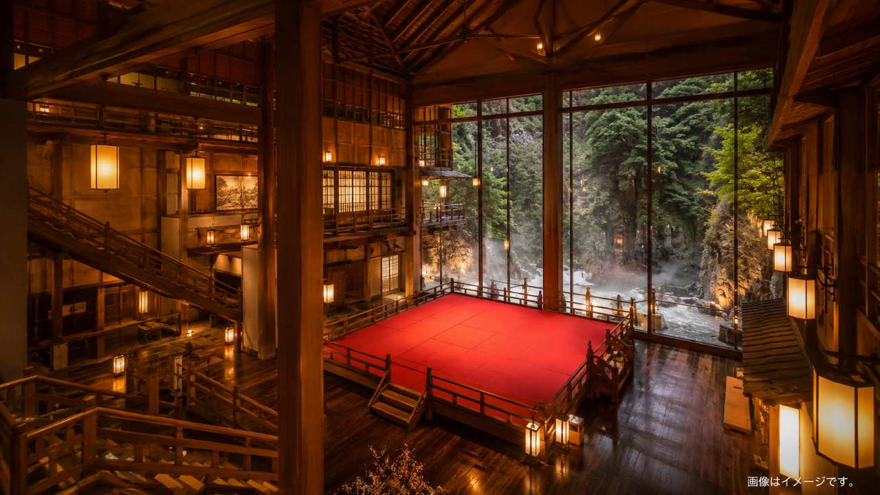 会津若松の山あいにある和風温泉旅館、木造の吹き抜けロビー、赤い浮き舞台