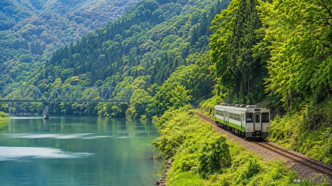 只見線の列車が川と山の間を走る絶景イメージ