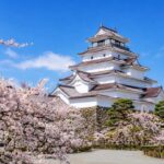春の鶴ヶ城と桜を写した実写風の観光写真
