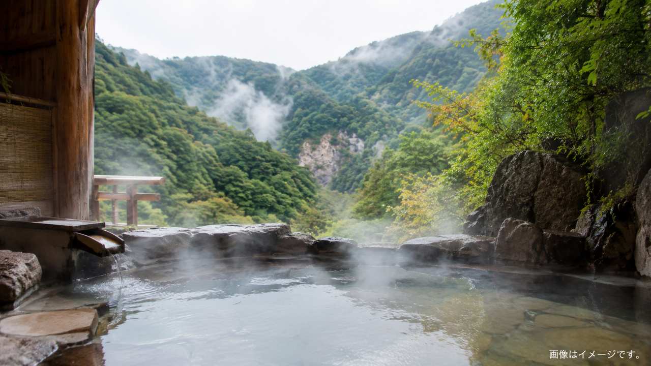 会津の渓谷を望む露天風呂、湯けむり、山の自然、静かな温泉旅の雰囲気