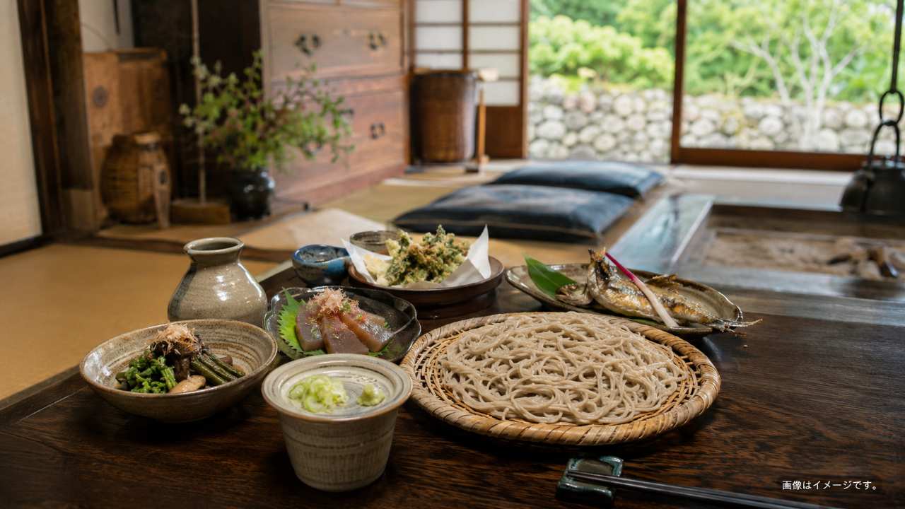 宮古そばの農家食堂をイメージした座敷の食卓。十割そば、山菜料理、刺身こんにゃく、川魚料理が並ぶ