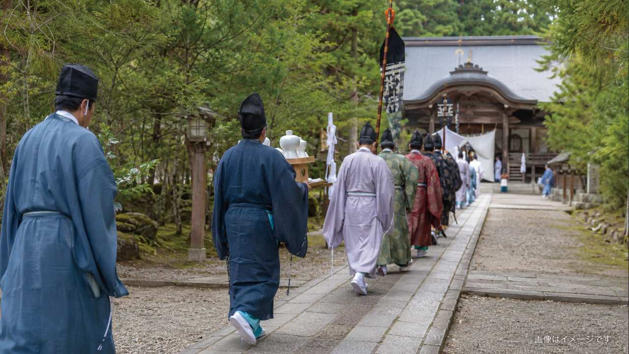 会津田島祇園祭の七行器行列をイメージし、和装の人々が供え物を持って神社へ向かう実写風写真