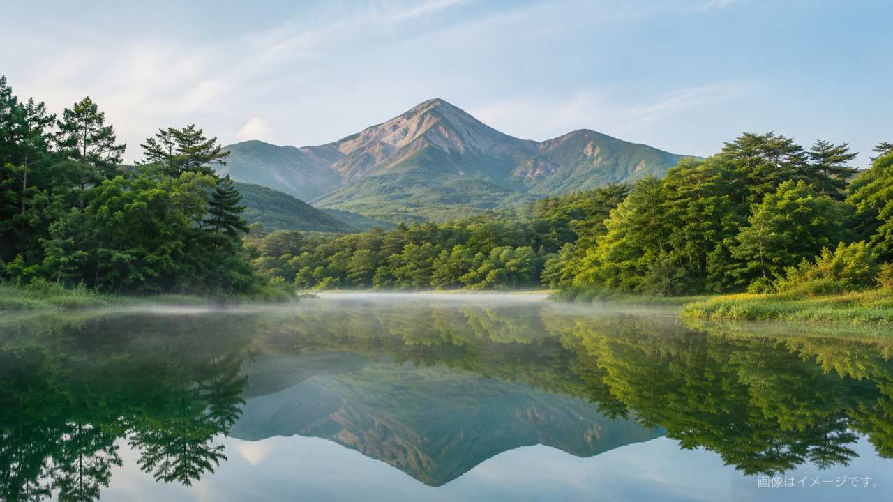 裏磐梯の静かな湖沼と磐梯山を望む