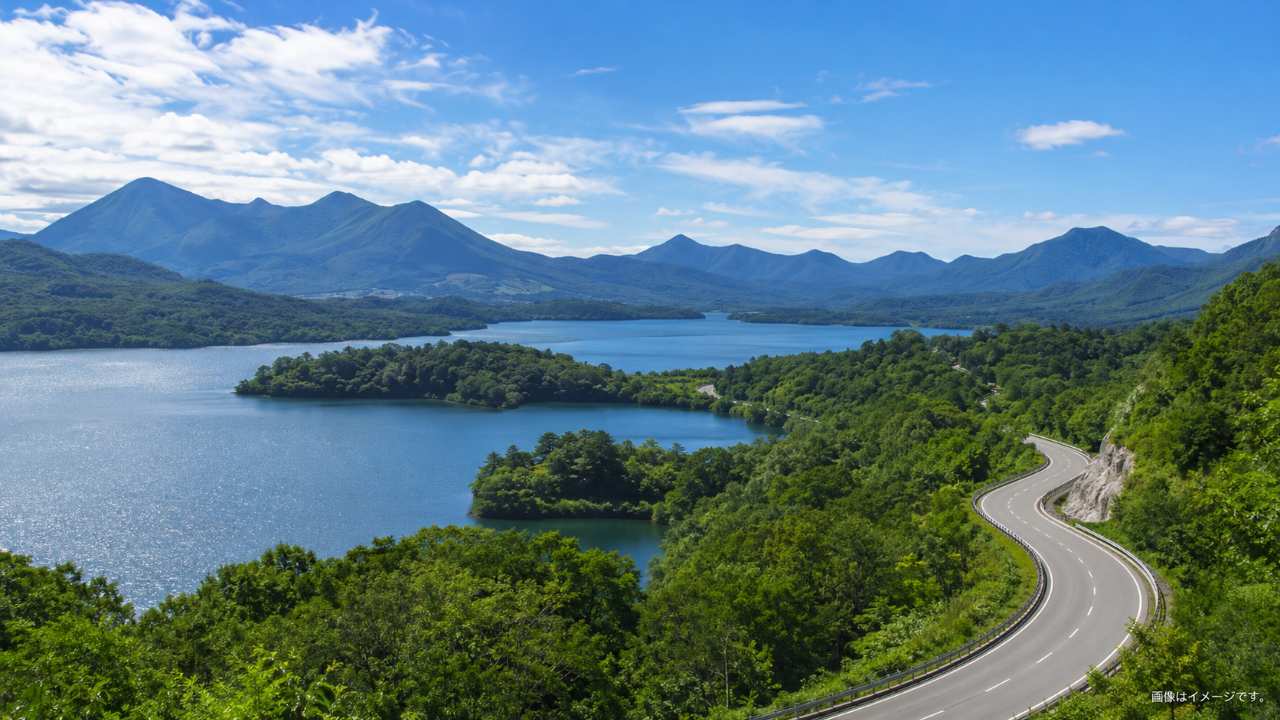 磐梯吾妻レークラインのアイキャッチ画像。裏磐梯の山々、秋元湖・小野川湖・桧原湖を感じさせる湖面