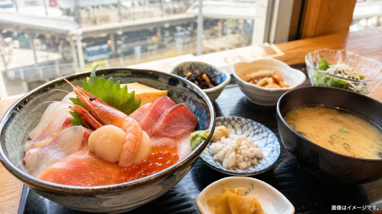 いわき駅前の飲食施設で常磐ものの海鮮ランチを楽しむ実写風写真