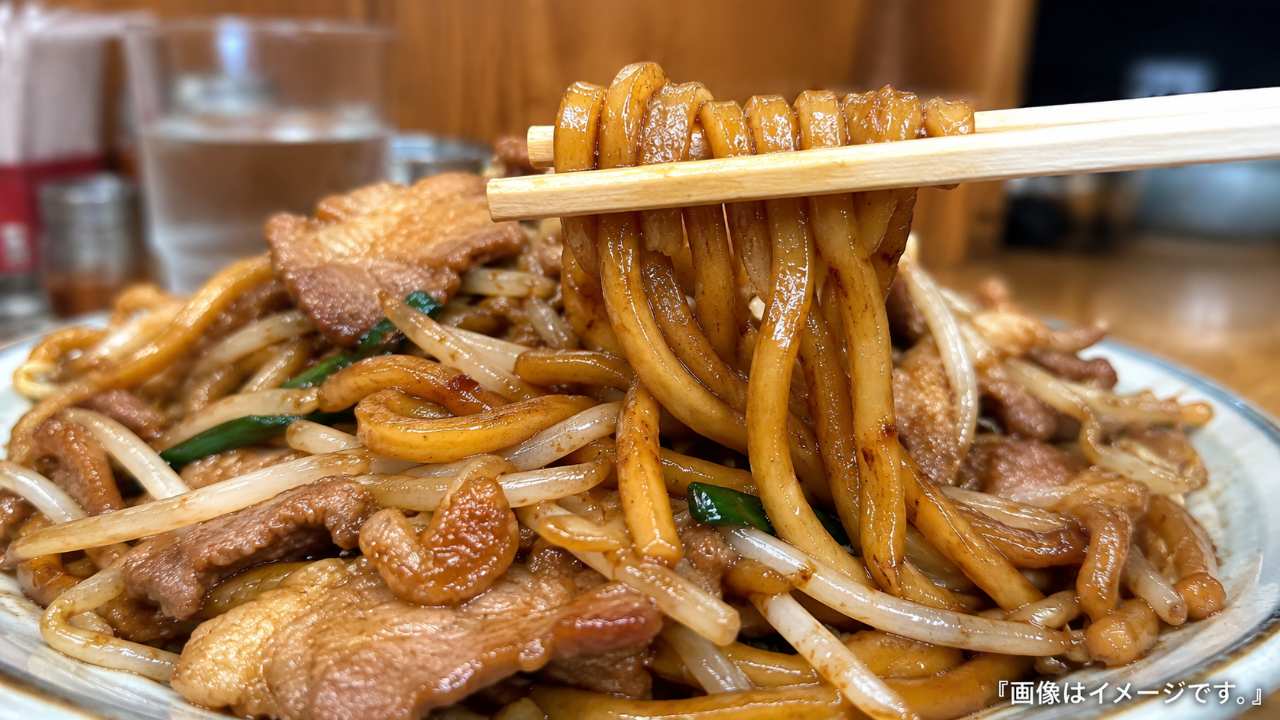 なみえ焼きそばの極太麺を箸で持ち上げた実写風の接写写真