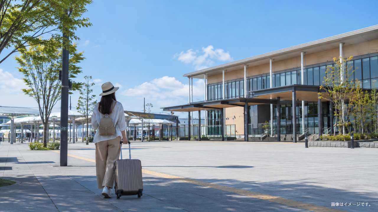 福島県のJRいわき駅をイメージした近代的な駅舎と、駅前に置かれた旅行用キャリーケース、身軽に観光へ出発する日本人旅行者を描いた実写風のブログ用アイキャッチ写真