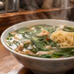 会津若松の町中華で提供される、とろみのあるニララーメンを再現した実写風の料理写真