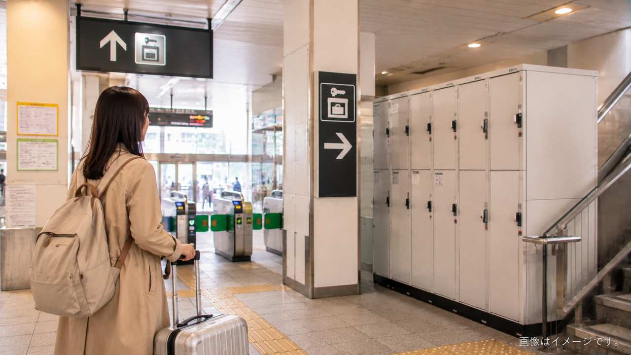 猪苗代駅構内のコインロッカーとスーツケースが並ぶ利用イメージ