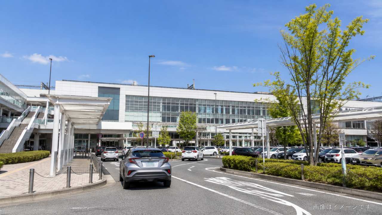 福島駅前で東口と西口の指定喫煙所の位置関係を確認する構図