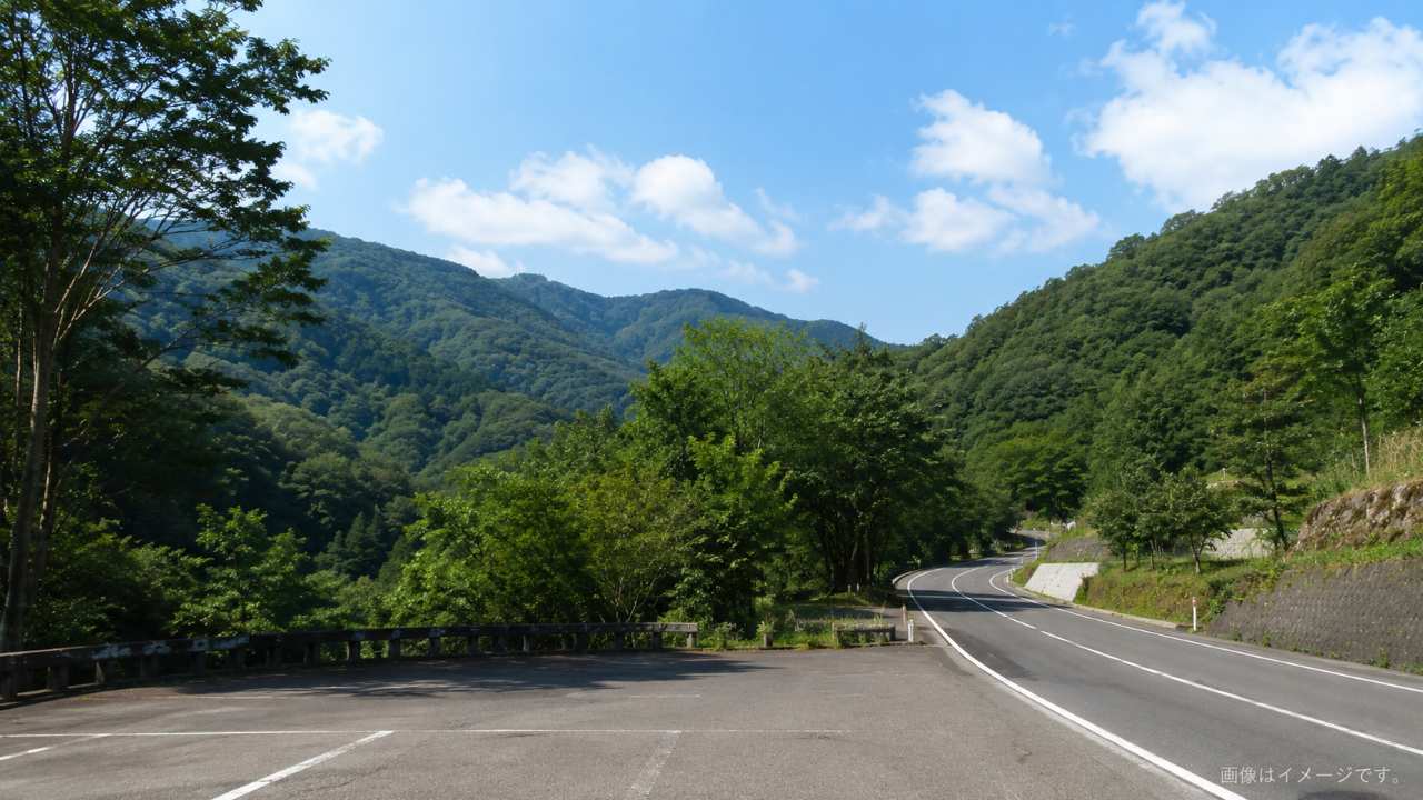雪割渓谷に架かる現在の雪割橋と周囲の深い谷