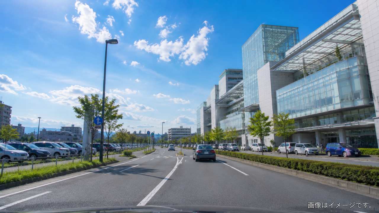 いわき駅周辺の複数の駐車場位置をイメージした駅前風景