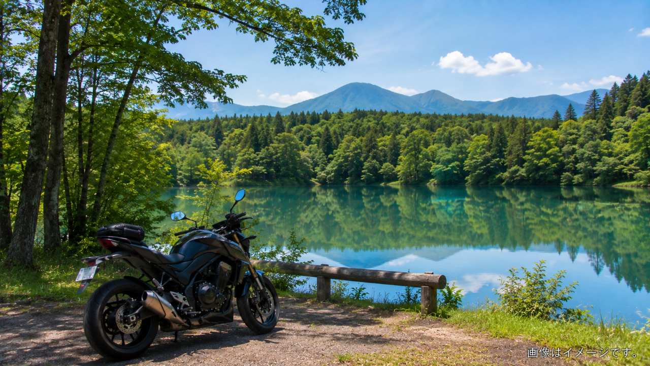 裏磐梯の静かな湖沼と山道を走るツーリングバイク