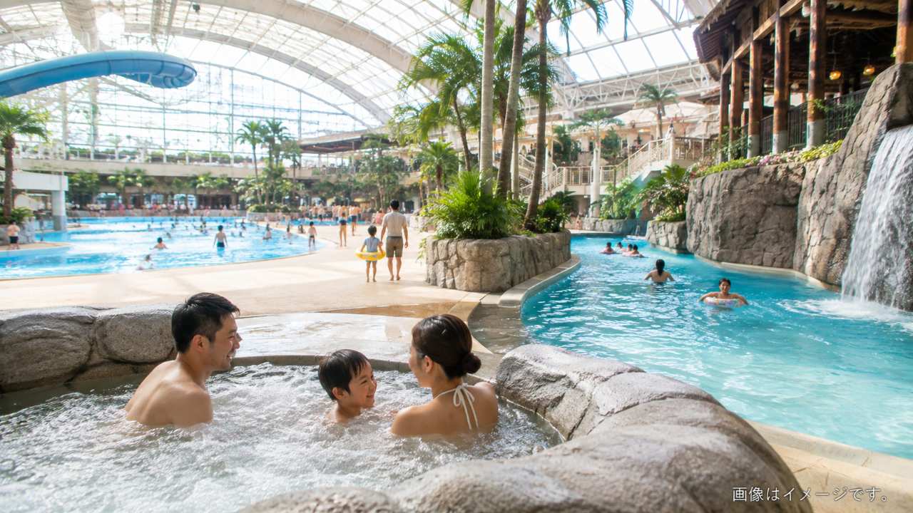 屋内プールと温泉エリアを家族で快適に楽しむハワイアンズの混雑対策を表す風景