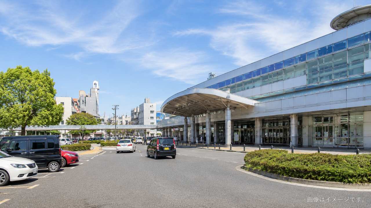 福島駅の東口と西口周辺で駐車場を探す車と駅前の様子